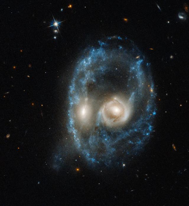 二十亿光年的孤独，二十亿光年的孤独宇宙正在倾斜