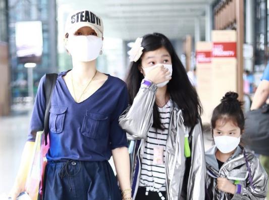 马伊琍和孩子们合影，大女儿的打扮吸引了所有人的注意