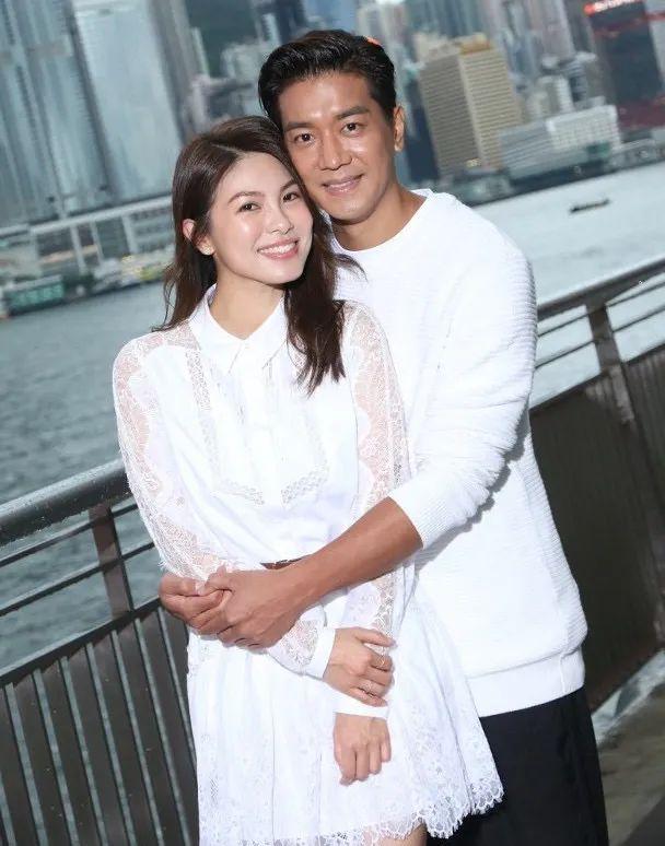 54岁tvb小生近况，54岁TVB肌肉男神晒父子合照