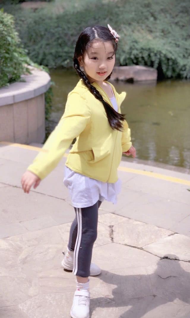 萌娃阿拉蕾曬照！與妹妹穿蓬鬆連衣裙拍寫真，網友：和小時一樣萌 娛樂八卦吃瓜 第7张
