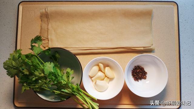 炒干豆腐的做法，怎样炒干豆腐好吃又简单（快手家常菜，芹菜炒豆腐干）