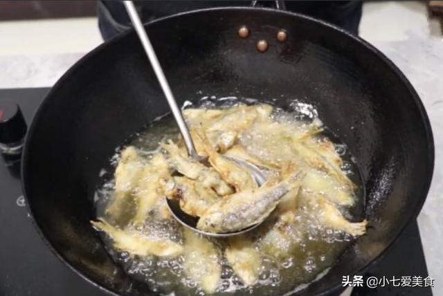 怎样炸小河鱼酥脆不回软，家常味的干炸小河鱼