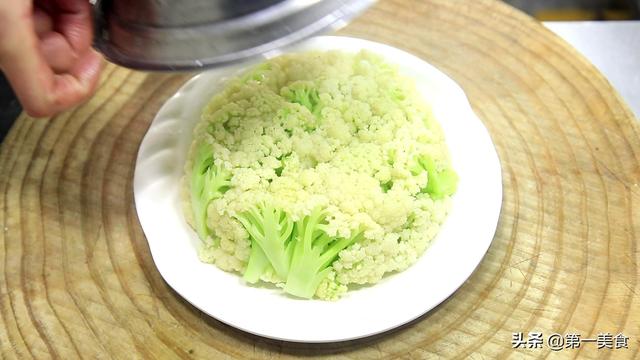 花菜怎么做好吃又简单，花菜怎么做好吃又简单的方法（万万别直接下锅炒）