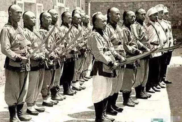 故宫东华门钉为什么少，故宫隆宗门的门匾上有一个箭头