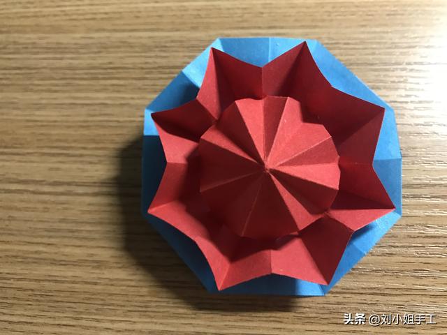 最简单的雨伞折纸方法图解，折纸教程：带爱心的小花伞