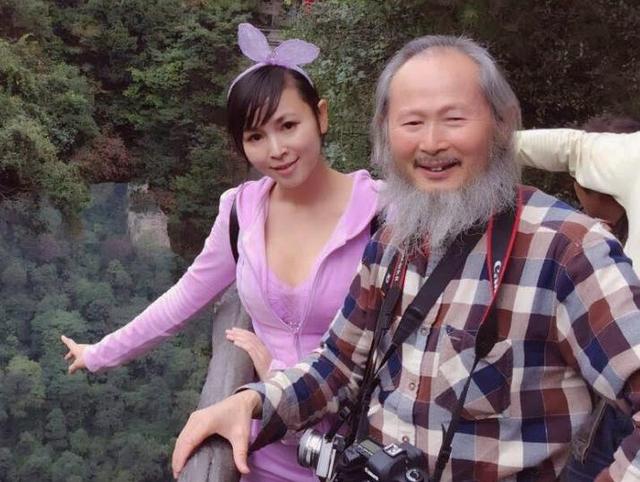 为画画将女儿当模特，画李勤勤（”当着孩子的面做这种事）