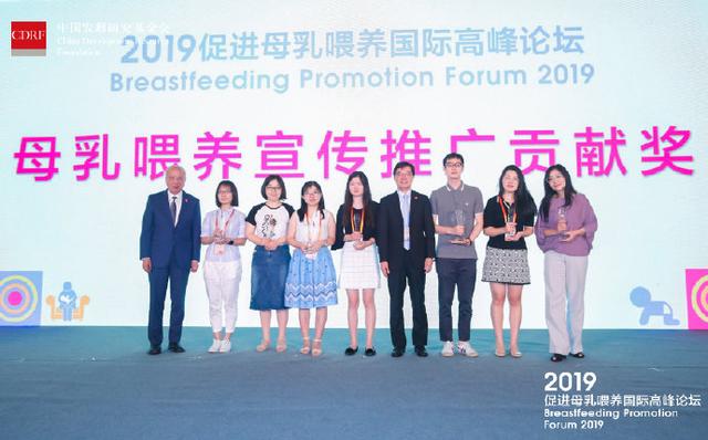 红果果和绿泡泡，红果果绿泡泡的真实关系（蹲地上说话满脸慈爱）