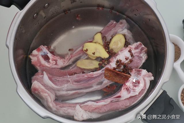 如何把羊排烤得外酥里嫩，几块钱做一道外酥里嫩多汁烤羊排