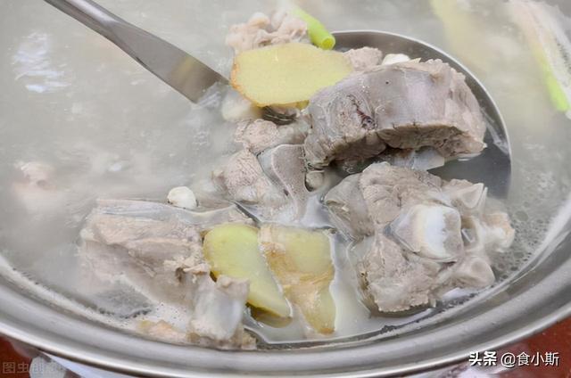 炖羊肉怎么炖比较好吃容易烂，炖羊肉牢记这3点用料