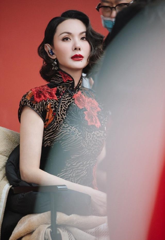 43歲程莉莎穿高叉旗袍，緊致身材像20歲少女，瑜伽讓她逆生長 街拍正妹 第3张