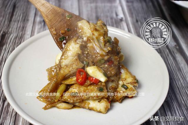 扒皮鱼正宗做法，美味香酥的油煎剥皮鱼