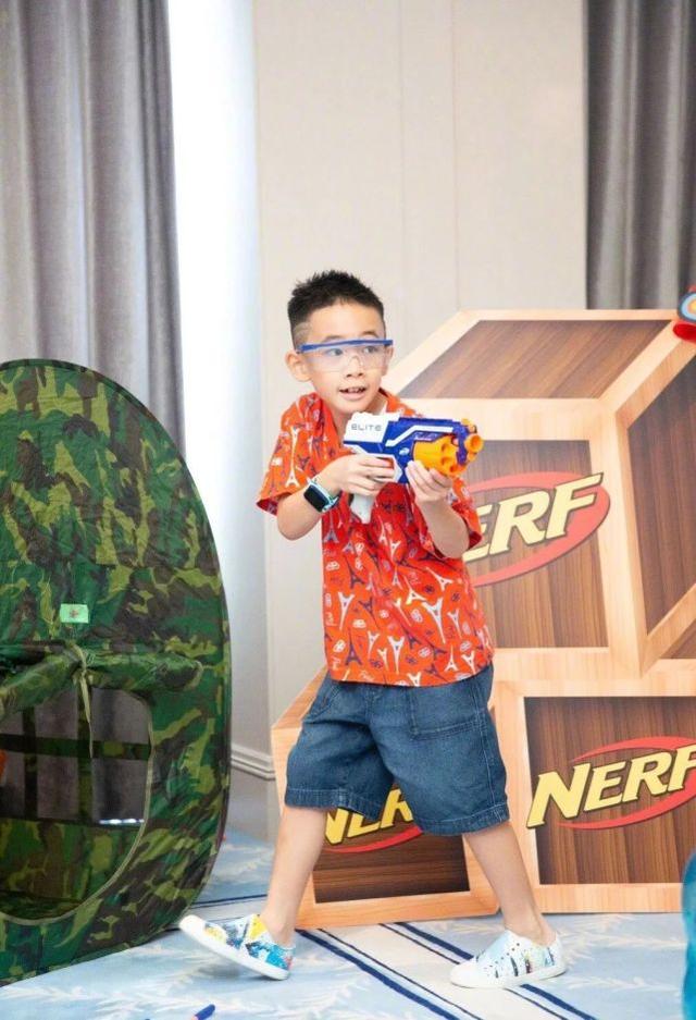 應采兒夫婦為兒子慶生，7歲Jasper身高大長，穿花T恤五官像陳小春 娛樂八卦吃瓜 第4张