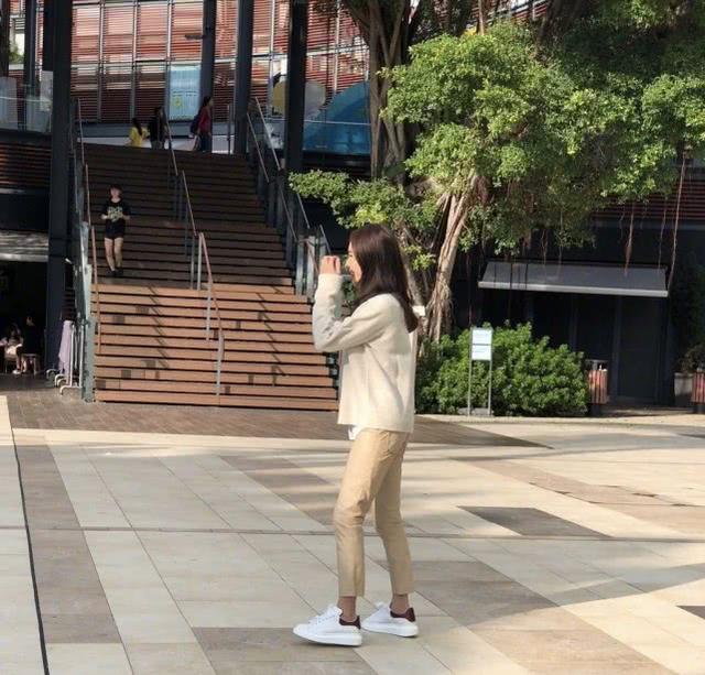 黎姿曬運動背影照片，穿短背心配高腰健身褲，一身肌肉哪像49歲？ 娛樂八卦吃瓜 第6张