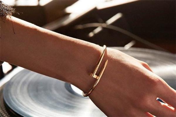 蒂芙尼手镯像钢丝球哪款，蒂芙尼8万元的钢丝球和卡地亚的手镯