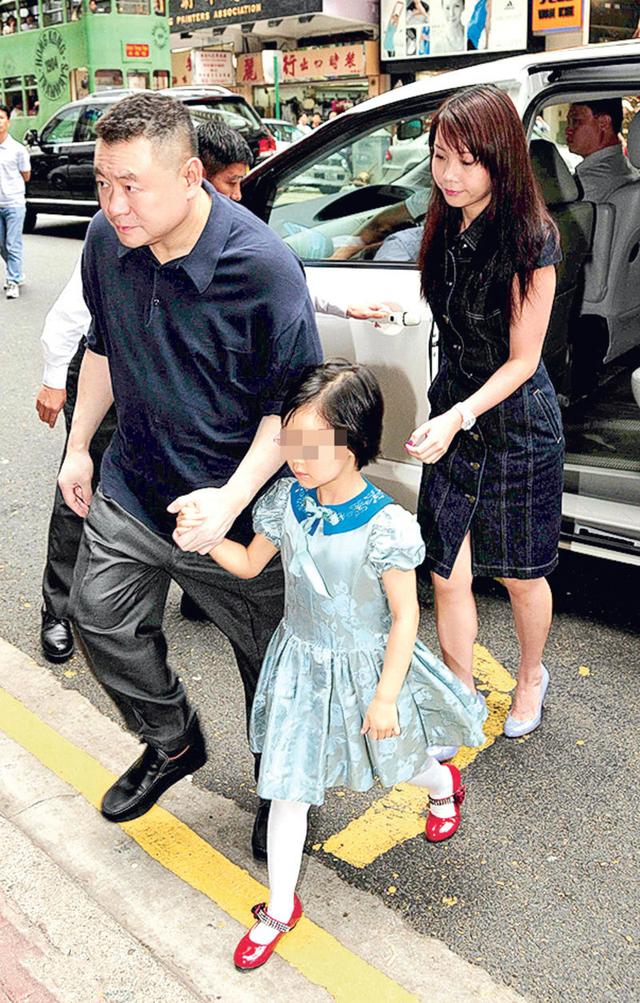 刘銮雄女儿18岁生日照曝光，刘銮雄18岁女儿首晒父女合照