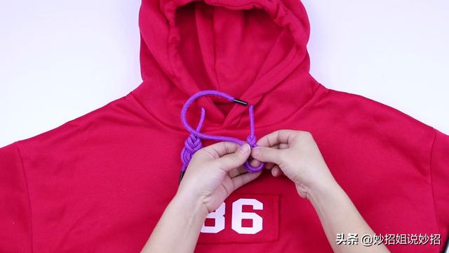 卫衣的绳子怎么系好看，卫衣两条绳子的各种打结方法（卫衣的带子竟是这么用）