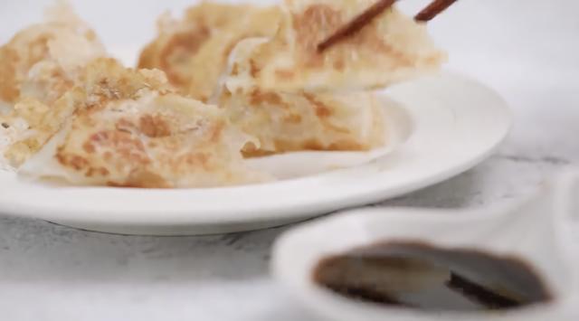 冰花煎饺做法技巧，零失败的冰花煎饺