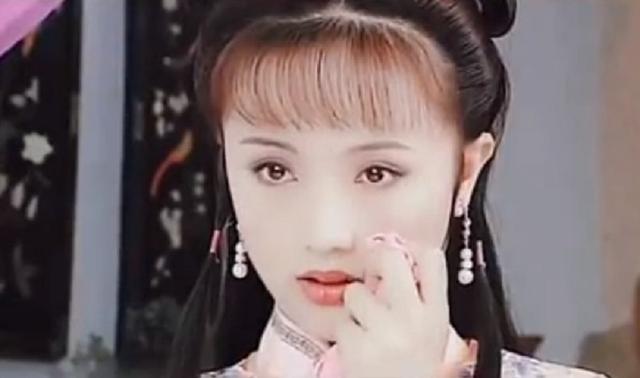 易烊千玺的妈妈，易烊千玺妈妈年龄多少岁（千玺妈妈20岁旧照曝出）