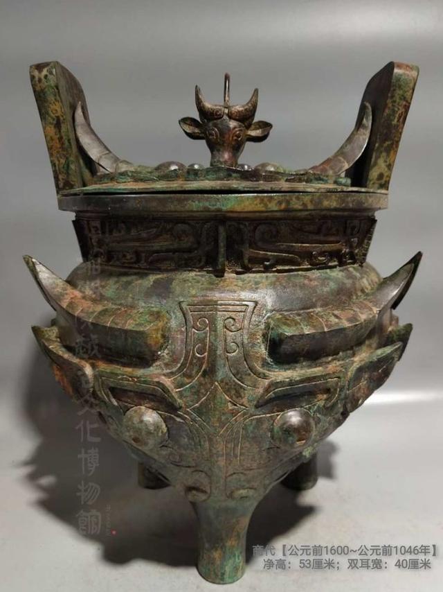 三足鼎的耳和足的位置，牛首三足鬲