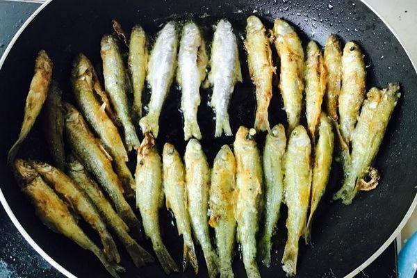 炸鱼的面糊怎么调，炸鱼的面糊如何做才能酥脆（炸鱼时，有人用淀粉有人用面粉）