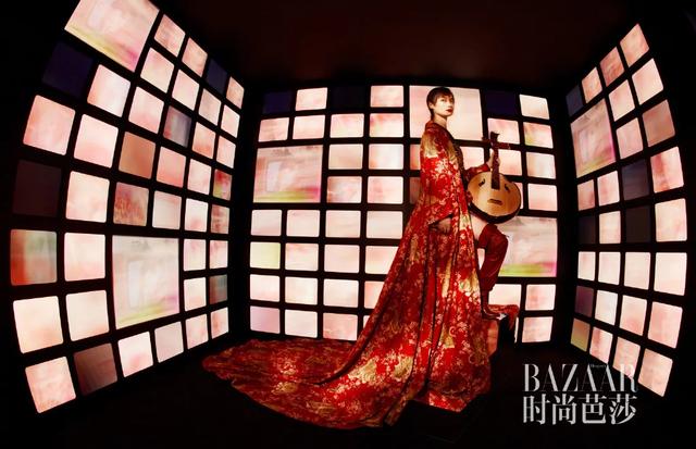 李宇春女装图片，李宇春穿搭卫衣（时尚大片红黑榜）