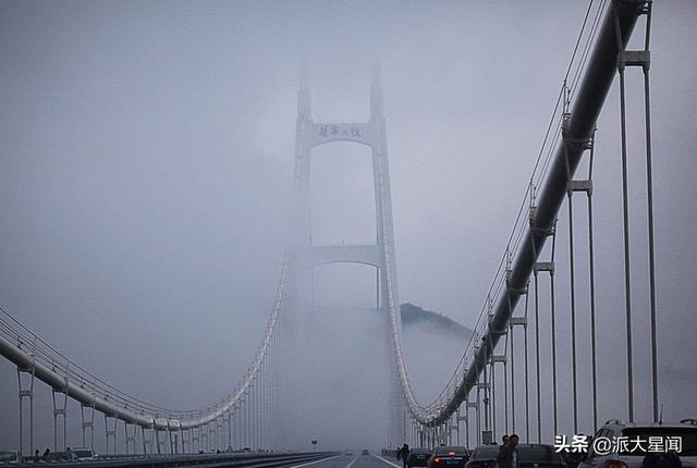 世界第一高桥旅游风景区，距离水面有近200层楼高