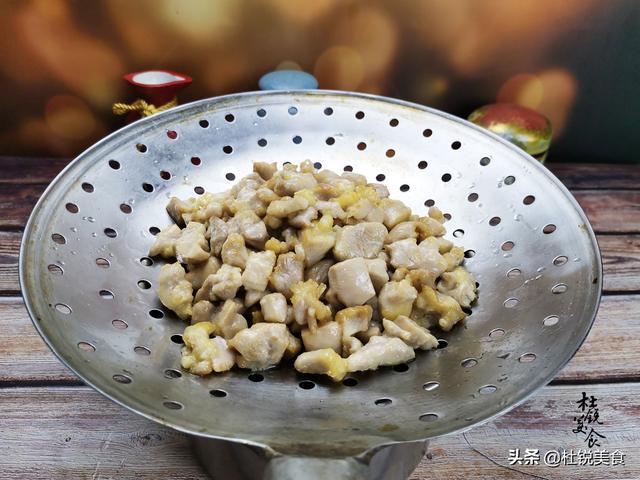 宫爆鸡丁的正宗做法，鲁菜宫保鸡丁最正宗的做法（大厨教你宫保鸡丁的正宗做法）
