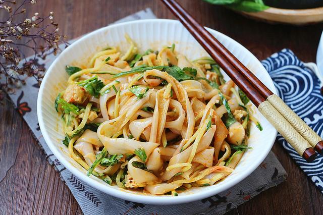 电饼铛做凉皮最简单的做法，在家用电饼铛做凉皮怎么做（电饼铛做凉皮的正确做法）