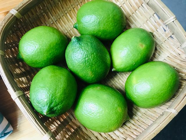 咸柠檬的腌制方法，盐腌柠檬的配方（百搭宝物咸柠檬是如何腌制的）