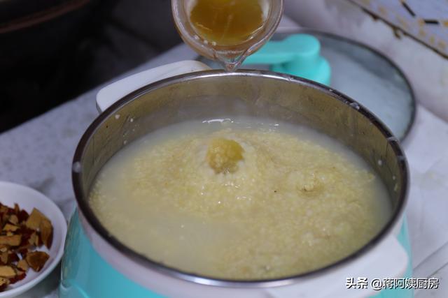 红枣小米粥的做法，红枣小米粥的10种食谱（它是一种具有较高营养价值的益智粥品）