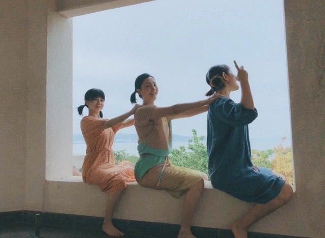 48歲陶虹少女十足！和好友三人扎雙馬尾穿格子裙，老了也不失可愛 娛樂八卦吃瓜 第5张