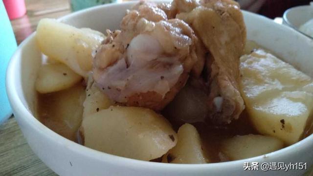 鸡腿炖土豆的家常做法，整块鸡腿炖土豆家常做法