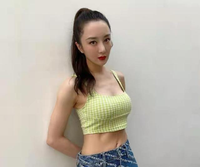 白英扮演者李依曉，都快40了，仍似少女，3個動作，保持好身材 街拍正妹 第2张
