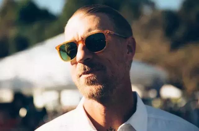 太阳镜怎么挑选，怎么选择适合自己的太阳镜（夏天开车阳光刺眼）