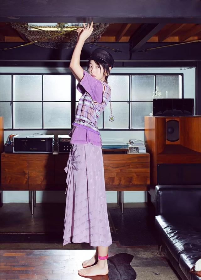 周冬雨减龄前后对比，30岁周冬雨同框35岁赵丽颖输太多