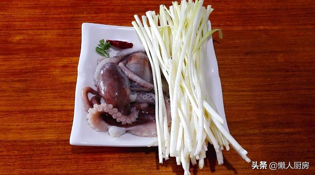 37元買了2條鮮活的八爪魚，便宜嗎？配上韭黃簡單炒一炒，下飯 熱愛美食 第1张