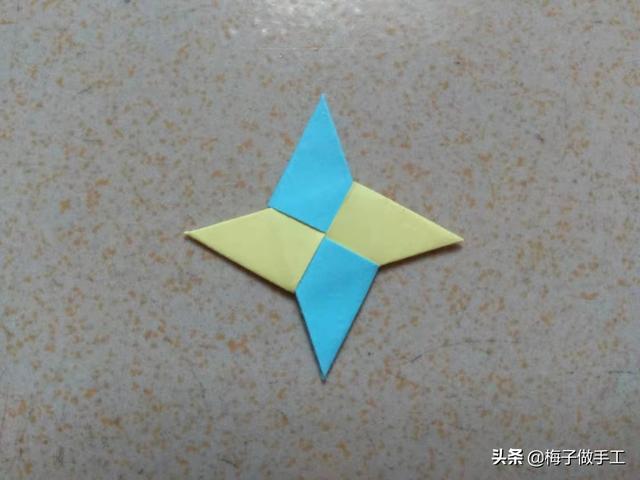 飞镖折纸超简单版一张纸，手工折纸一款像太阳花的飞镖