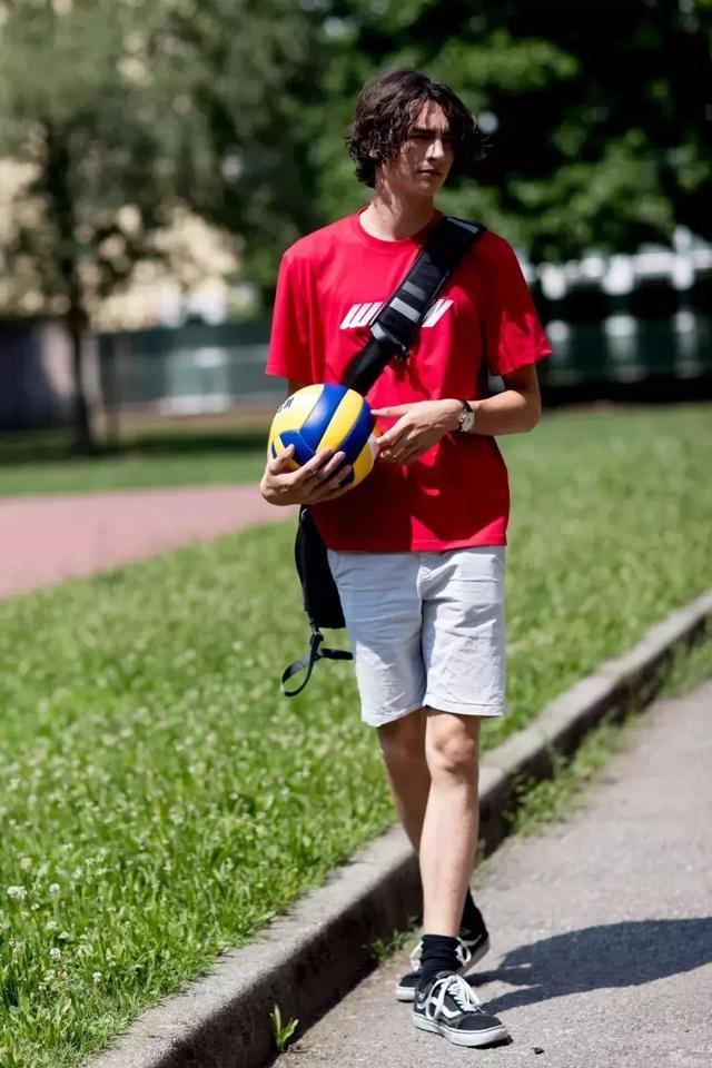 男士超级短裤怎么穿，一双长袜子不能少