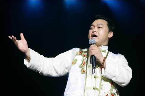 龚琳娜年轻时候唱歌，开挂的龚琳娜：5岁登台