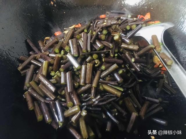 炒蕨菜的制作方法，炒蕨菜多了这一步