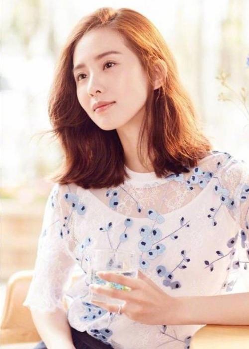 女生超显老脸小的微卷发型，女人40岁以后别留直发了