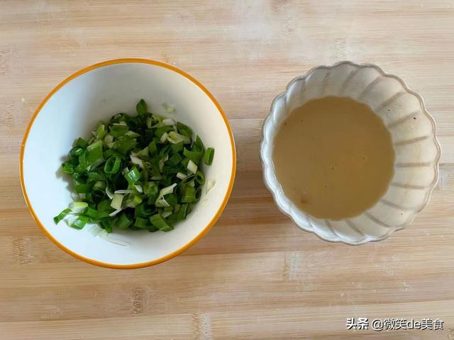 千层葱油饼怎么做又软又好吃窍门，用这个方法做千层油饼太香了