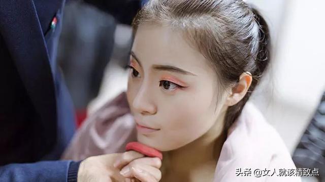 气垫和粉底液哪个好用，气垫跟粉底液哪个比较好