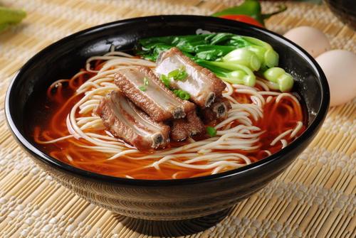 排骨面正宗的做法，家常排骨面制作过程