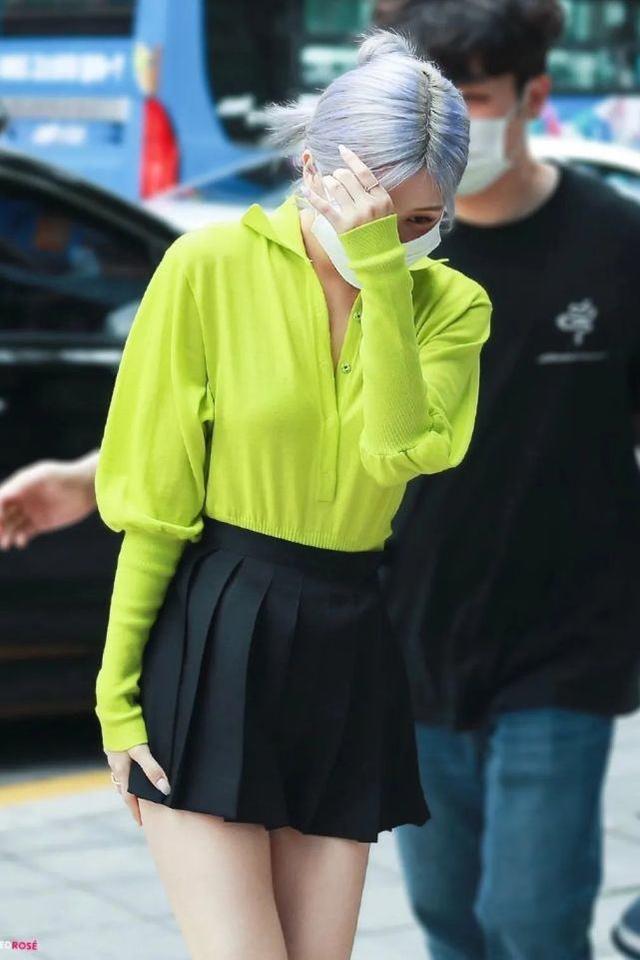 「澳洲野玫瑰」rose現身，螢光綠上衣配藍色頭發，太像漫畫美少女 娛樂八卦吃瓜 第2张
