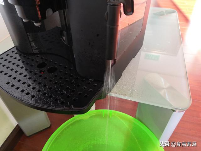 德龙咖啡机清洗，德龙全自动咖啡机如何冲洗除垢（有效清洁你的的咖啡机太重要了）