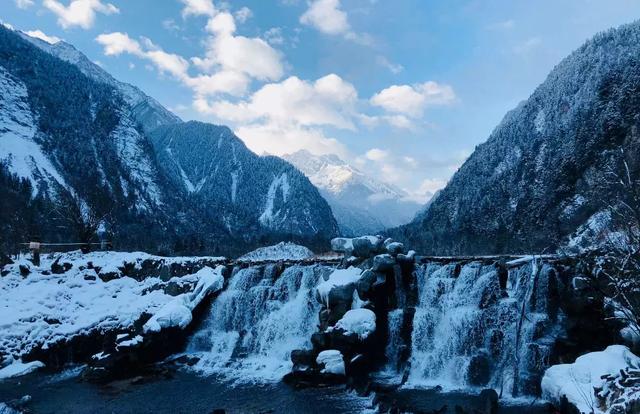 成都冬天适合滑雪的地方，气温陡降至1成都市区有雪但铺不起来