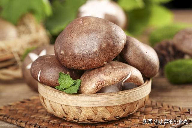 木耳炒香菇制作教程，几朵香菇简单一炒