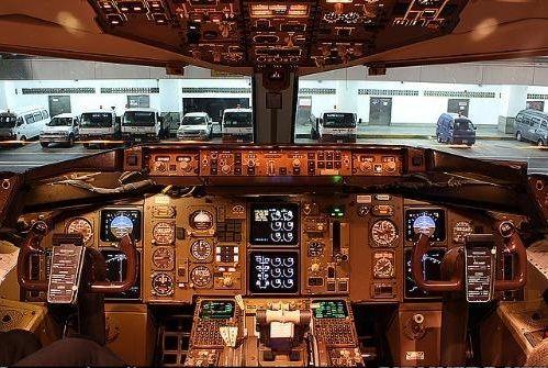 国内飞机坠毁事件，回顾南航392航班4.25昆明巫家坝机场重着陆事故（235号航班坠毁画面）