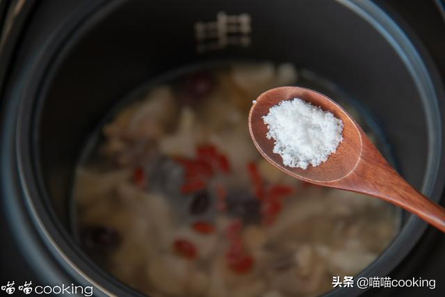 干猴头菇鸡汤做法，煲出来的猴头菇鸡汤鲜香味美
